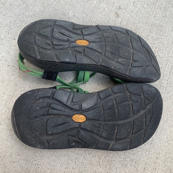 Double strap green chacos size 6 - Picture 8 of 9